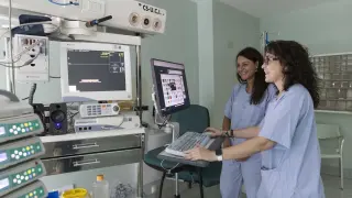 Las enfermeras Eva Blasco y Noelia Andrés buscan una emisora de radio en uno de los boxes.