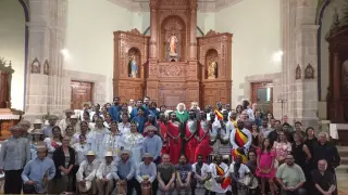 Foto de familia de los participantes en la ceremonia de clausura en la iglesia parroquial de Alcalá de la Selva.