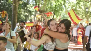 Dos aficionadas celebran en Huesca el triunfo de España el Mundial femenino de fútbol.