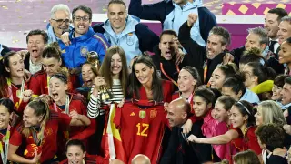 Soccer Football - FIFA Women's World Cup Australia and New Zealand 2023 - Final - Spain v England - Stadium Australia, Sydney, Australia - August 20, 2023 Spain's Queen Letizia and President of the Royal Spanish Football Federation Luis Rubiales celebrate with the team and the trophy after winning the World Cup final REUTERS/Jaimi Joy SOCCER-WORLDCUP-ESP-ENG/REPORT