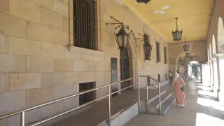 Acceso principal al edificio de los juzgados en Teruel.