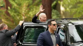 El presidente estadounidense Joe Biden saluda tras acudir a misa en la iglesia de Nuestra Señora de Tahoe, en Nevada.
