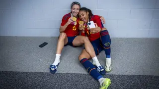 Aitana Bonmatí y Salma Paralluelo celebran la victoria del Mundial.