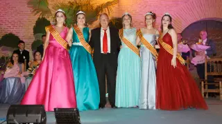 El alcalde de Cosuenda, Luis Alberto Cebrián, junto a las reinas de fiestas.