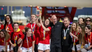 MADRID, 21/08/2023.- Las jugadoras de la selección española de fútbol, nueva campeona del Mundo, saludan con el trofeo a su llegada al aeropuerto de Barajas, este lunes en Madrid. EFE/FERNANDO VILLAR