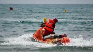 Imagen de archivo de una moto acuática de Cruz Roja.