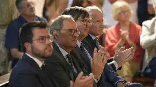 El expresidente de la Generalitat Carles Puigdemont (2d), junto al actual presidente de la Generalitat, Pere Aragonés (i), y los expresidentes José Montilla (d) y Quim Torra (2i), en la abadía de Sant Miquel de Cuixà, en Codalet (Francia), durante el acto
