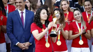 Soccer Football - FIFA Women's World Cup Australia and New Zealand 2023 - Spain's acting Prime Minister Pedro Sanchez receive the World Cup champions - Moncloa Palace, Madrid, Spain - August 22, 2023 Spain's Prime Minister Pedro Sanchez shakes hands with Spain's Ivana Andres as she holds the World Cup trophy REUTERS/Juan Medina SOCCER-WORLDCUP-ESP/