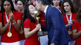 Soccer Football - FIFA Women's World Cup Australia and New Zealand 2023 - Spain's Prime Minister Pedro Sanchez receive the World Cup champions - Moncloa Palace, Madrid, Spain - August 22, 2023 Spain's Ivana Andres holds the trophy and applauds along with Salma Paralluelo and Aitana Bonmati REUTERS/Juan Medina SOCCER-WORLDCUP-ESP/