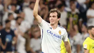 Francho Serrano, puño en alto, celebra su golazo ante el Villarreal B en la jornada 1 de esta liga 23-24.