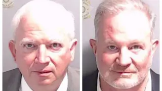 John Eastman (i) y Scott Hall (d) se entregaron en la cárcel del condado de Fulton.