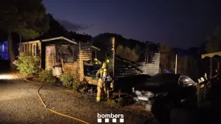 Una menor ha fallecido de madrugada al incendiarse un bungalow en un camping de Montblanc.