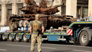 Kiev muestra vehículos militares rusos incautados antes de las celebraciones del Día de la Independencia.