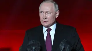 El presidente ruso Vladimir Putin pronuncia un discurso durante una ceremonia en el asentamiento de Ponyri, región de Kursk, Rusia.