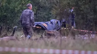 Especialistas en emergencias trabajan en un campo donde el avión privado vinculado al jefe mercenario de Wagner, Yevgeny Prigozhin, se estrelló en la región de Tver, Rusia