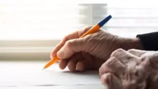Persona mayor escribiendo.