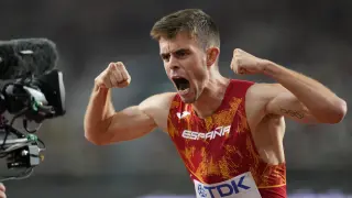 El atleta español Adrián Ben, tras finalizar la semifinal masculina de 800 metros durante el Campeonato Mundial de Atletismo en Budapest, Hungría.
