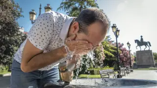 LOGROÑO (LA RIOJA), 24/08/23.- Un hombre se refresca en una fuente de Logroño para poder sobrellevar las altas temperaturas provocadas por la ola de calor que afecta a La Rioja. EFE/Fernando Díaz