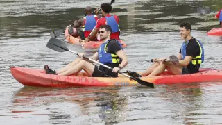Los jugadores, demostrando su destreza sobre la canoa.
