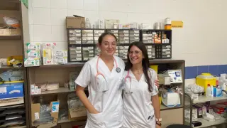 Alba Coloma y Aizea Salinas, esta semana en sus prácticas en el centro de salud de Tamarite de la Litera.