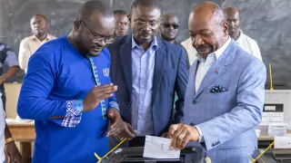 Alí Bongo aspira a continuar más de medio siglo de dinastía familiar en las elecciones de Gabón