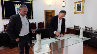 El alcalde de Orthez, Emmanuel Hanon, y el primer edil de Tarazona, Tono Jaray, firman de los compromisos de hermanamiento entre las dos localidades.