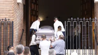 La llegada del féretro a la iglesia donde se ha celebrado esta mañana el funeral de María José Lagunas.