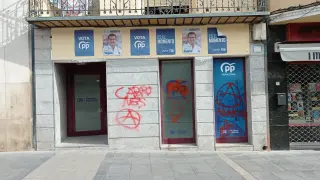 La fachada de la sede del PP de Tarazona está dañada con pintadas