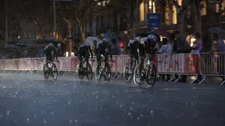 La lluvia caída en Barcelona ha protagonizado la jornada inaugural de La Vuelta