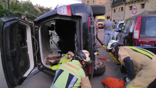 Los bomberos de la Diputación de Zaragoza han tenido que rescatar a última hora de esta tarde a un conductor que ha quedado atrapado en el interior de su vehículo tras volcar dentro del casco urbano de Uncastillo.