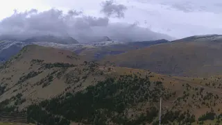 Laderas nevadas en Sierra Negra, con el Aneto y las Maladetas al fondo.