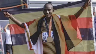 Budapest (Hungary), 27/08/2023.- Victor Kiplangat of Uganda celebrates with the national flag after he won the men's marathon run of the World Athletic Championships in the Heroes' Square in Budapest, Hungary, 27 August 2023. (Mundial de Atletismo, Maratón, Hungría) EFE/EPA/Istvan Derencsenyi HUNGARY OUT