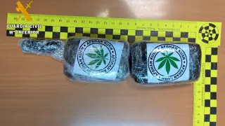 La Guardia Civil encontró en el coche del hombre 220 gramos de marihuana y otros 200 de hachís