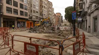 Las obras para reparar la tubería que reventó en Hernán Cortés durarán varios días y la Policía Local ha habilitado desvíos para el tráfico y de líneas de autobús.