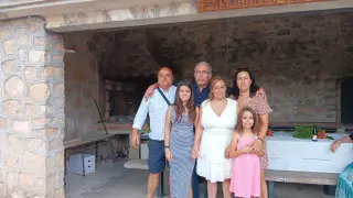 Carlos (en el centro, con gafas y camisa azul marino) y Mayte (de blanco), junto a sus hijas Mar (vestido azul a rayas) y Aina (de rosa) y sus testigos, Manuela y Francisco.