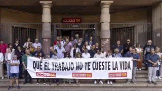 Concentración contra la siniestralidad laboral a las puertas de Comisiones Obreras en Zaragoza