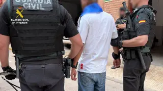 Uno de los detenidos portaba una faja ceñida al torso donde ocultaba 14 dispositivos móviles.