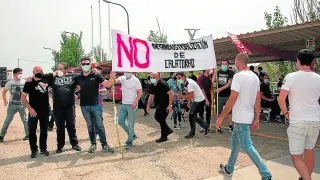 Imagen de junio de 2021 de la protesta de trabajadores de Adient Calatorao por el cierre de la fábrica que se anunció en mayo de ese año.