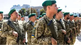 Miltares del Servicio Estatal de Fronteras de Ucrania con unos fusiles Cetme españoles.