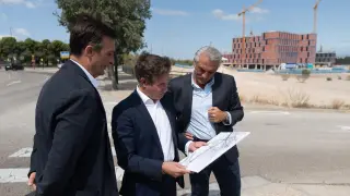 El concejal de Urbanismo, Víctor Serrano, observa el plano del nuevo vial frente al hospital Quirón en construcción, este miércoles.