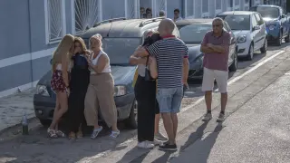 Familiares reaccionan al saber que la mujer retenida por un policía retirado está muerta en Alzira, Valencia.