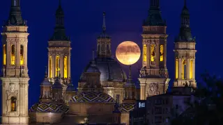 Imagen de la superluna azul esta noche de miércoles sobre la basílica de El Pilar en Zaragoza