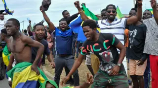 La gente celebra el golpe militar en Gabón