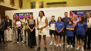 Natalia Chueca recibe a la campeona del mundo zaragozana, Salma Paralluelo