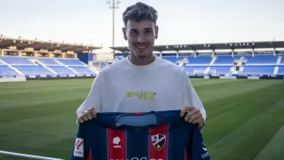 Hugo Vallejo posa con la camiseta de la SD Huesca en El Alcoraz.