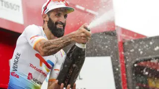 El ciclista francés Geoffrey Soupe del equipo Total Energies celebra en el podio tras ganar la séptima etapa de la Vuelta a España, este viernes.
