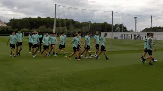 Los jugadores de la SD Huesca durante el entrenamiento de este sábado.