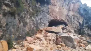 Un gran desprendimiento de rocas ocurrido a primera hora de este domingo ha cortado la única carretera de acceso al casco urbano de Beceite.