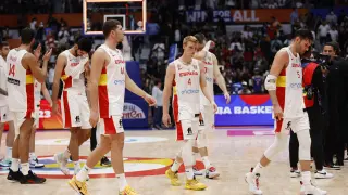 Caras largas entre los jugadores de la selección española de baloncesto tras el partido