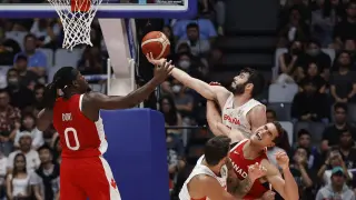 Basketball - FIBA World Cup 2023 - Second Round - Group L - Spain v Canada - Indonesia Arena, Jakarta, Indonesia - September 3, 2023 Canada's Shai Gilgeous-Alexander in action with Spain's Alberto Diaz REUTERS/Willy Kurniawan BASKETBALL-WORLDCUP-ESP-CAN/